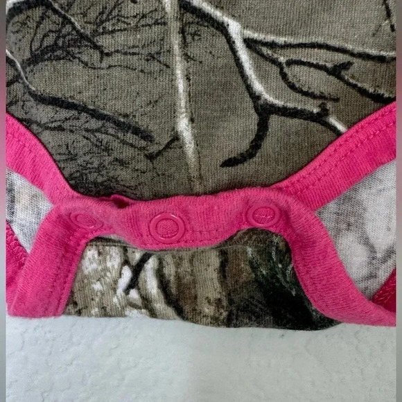Carhartt Camo Snap Button Onsie Baby Girl Size 6 M‎ Baby Pink Camo 100% Cotton - Picture 8 of 10